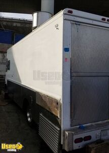 Versatile Chevrolet P30 Diesel Food Truck / Commercial Mobile Kitchen