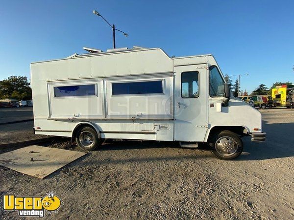 Roomy & Very Clean Chevrolet Kitchen Food Truck w/ Pro Fire Suppression