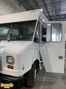2018 22' Ford F-59 Professional Kitchen on Wheels / Commercial Food Truck