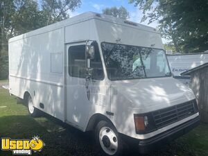 Low Mileage - 16' Chevrolet P32 Diesel Pizza Food Truck | Mobile Pizzeria Unit