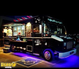 2016 26' Freightliner MT45 Pizza Food Truck with 2020 Kitchen Build-Out