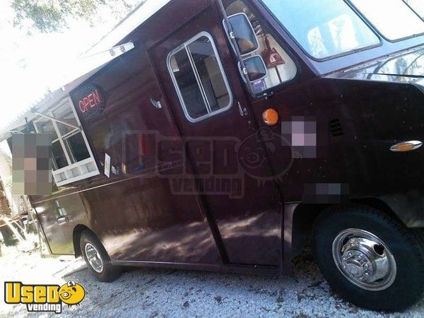 2011 - 25' Chevy P30 BBQ Food Truck