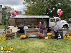 Pizza & Beer Truck Vintage International w/ 2005 GMC Engine & Mugnaini Wood Fired Oven