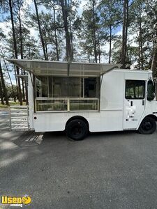 Low Mileage - 2002 21' Workhorse P42 Diesel Food Truck | Mobile Food Unit